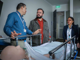 Hospital Dr. Franco Ravera Zunino, HFRZ, Centro de Simulación del Hospital Dr. Franco Ravera Zunino, Centro de Simulación HFRZ, Hospital de Santa Cruz, Unidad de Pacientes Críticos, UPC Hospital de Santa Cruz, simulación clínica, capacitación clínica, formación clínica, entrenamiento clínico, seguridad asistencial, calidad asistencial, competencias clínicas, educación en salud, capacitación de equipos de salud, trabajo en red, red asistencial, salud pública, Región de O’Higgins, Servicio de Salud O’Higgins, Juan Pablo Muñoz, Dr. Juan Pablo Muñoz, urgenciólogo, jefe de la UPC del Hospital de Santa Cruz, Sandra Tipán, enfermera, simulación en salud, entrenamiento en escenarios críticos, atención de pacientes críticos, desarrollo de habilidades clínicas, formación de profesionales de la salud, actualización de conocimientos, seguridad del paciente, atención centrada en las personas, colaboración entre hospitales, capacitación regional en salud, fortalecimiento de la red de salud, educación médica continua