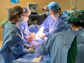 Sembrando Salud, operativos médicos, operativos quirúrgicos, listas de espera, listas de espera quirúrgica, salud pública, voluntariado médico, cirugías gratuitas, acceso a la salud, atención médica, pacientes vulnerables, Región de Antofagasta, Antofagasta, Taltal, Tocopilla, Mejillones, Universidad de Antofagasta, Pedro Ziede, cirugía infantil, cirugía vascular, fístulas arteriovenosas, insuficiencia renal crónica, diálisis, operativos de salud, médicos voluntarios, hospitales de baja complejidad, descentralización de la salud, reducción de listas de espera, responsabilidad social en salud, salud regional, atención quirúrgica, medicina solidaria.