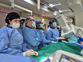 TAVI, reemplazo valvular transaórtico transcatéter, implante valvular transcatéter, válvula aórtica, estenosis aórtica severa, enfermedad valvular cardíaca, cardiología intervencional, cardiocirugía, cirugía cardíaca, Hospital de La Serena, Región de Coquimbo, red asistencial de Coquimbo, sistema público de salud, pacientes con estenosis aórtica, insuficiencia cardíaca, procedimiento cardiovascular mínimamente invasivo, prótesis valvular cardíaca, reemplazo de válvula aórtica, cardiología moderna, cirugía cardiovascular avanzada, riesgo quirúrgico, adultos mayores, doctor Mario Contreras, cardiocirujano Mario Contreras, tratamiento de estenosis aórtica, atención cardiovascular de alta complejidad, innovación médica, tecnología cardiovascular, acceso regional a tratamientos, derivación de pacientes, listas de espera cardiovasculares