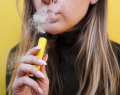 vapeo en adolescentes, vapeadores, cigarrillos electrónicos, vaper con nicotina, consumo de nicotina en jóvenes, tabaquismo adolescente, tabaquismo juvenil, consumo de tabaco en adolescentes, Encuesta Mundial de Tabaco en Jóvenes, Encuesta Mundial de Tabaquismo en Jóvenes Chile, Ministerio de Salud (Minsal), Organización Panamericana de la Salud (OPS), OPS/OMS, Chile, adolescentes chilenos, salud adolescente, salud pública, prevención del tabaquismo, prevención del consumo de tabaco, riesgos del vapeo, efectos del vapeo en adolescentes, adicción a la nicotina, nicotina y desarrollo cerebral, cigarrillo electrónico en Chile, consumo de cigarrillos tradicionales, May Chomali, ministra de Salud, Juan Carlos Ríos, Centro de Información Toxicológica de la Pontificia Universidad Católica de Chile (CITUC), Tabaquismo en Jóvenes: Nuevas formas de consumo, seminario sobre tabaquismo juvenil, políticas públicas de tabaco, control del tabaco, consumo de vapeadores en Chile