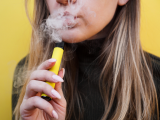 vapeo en adolescentes, vapeadores, cigarrillos electrónicos, vaper con nicotina, consumo de nicotina en jóvenes, tabaquismo adolescente, tabaquismo juvenil, consumo de tabaco en adolescentes, Encuesta Mundial de Tabaco en Jóvenes, Encuesta Mundial de Tabaquismo en Jóvenes Chile, Ministerio de Salud (Minsal), Organización Panamericana de la Salud (OPS), OPS/OMS, Chile, adolescentes chilenos, salud adolescente, salud pública, prevención del tabaquismo, prevención del consumo de tabaco, riesgos del vapeo, efectos del vapeo en adolescentes, adicción a la nicotina, nicotina y desarrollo cerebral, cigarrillo electrónico en Chile, consumo de cigarrillos tradicionales, May Chomali, ministra de Salud, Juan Carlos Ríos, Centro de Información Toxicológica de la Pontificia Universidad Católica de Chile (CITUC), Tabaquismo en Jóvenes: Nuevas formas de consumo, seminario sobre tabaquismo juvenil, políticas públicas de tabaco, control del tabaco, consumo de vapeadores en Chile