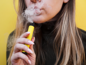 vapeo en adolescentes, vapeadores, cigarrillos electrónicos, vaper con nicotina, consumo de nicotina en jóvenes, tabaquismo adolescente, tabaquismo juvenil, consumo de tabaco en adolescentes, Encuesta Mundial de Tabaco en Jóvenes, Encuesta Mundial de Tabaquismo en Jóvenes Chile, Ministerio de Salud (Minsal), Organización Panamericana de la Salud (OPS), OPS/OMS, Chile, adolescentes chilenos, salud adolescente, salud pública, prevención del tabaquismo, prevención del consumo de tabaco, riesgos del vapeo, efectos del vapeo en adolescentes, adicción a la nicotina, nicotina y desarrollo cerebral, cigarrillo electrónico en Chile, consumo de cigarrillos tradicionales, May Chomali, ministra de Salud, Juan Carlos Ríos, Centro de Información Toxicológica de la Pontificia Universidad Católica de Chile (CITUC), Tabaquismo en Jóvenes: Nuevas formas de consumo, seminario sobre tabaquismo juvenil, políticas públicas de tabaco, control del tabaco, consumo de vapeadores en Chile