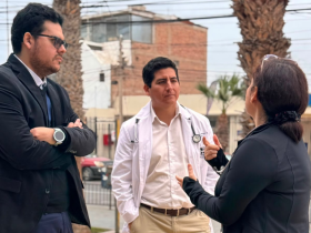 operativo cardiológico, operativo médico, salud cardiovascular, cardiología, lista de espera, lista de espera cardiológica, atención cardiológica, enfermedades cardiovasculares, prevención cardiovascular, factores de riesgo cardiovascular, cardiopatía coronaria, cardiopatía isquémica, ecocardiograma, test de esfuerzo, Holter de ritmo, electrocardiograma, marcapasos, hemodinamia, cardiología intervencional, estenosis aórtica, Hospital Regional Dr. Juan Noé, Hospital Regional de Arica, Arica, Región de Arica y Parinacota, Eduardo Ramírez, Universidad Santo Tomás, Mes del Corazón, hipertensión arterial, diabetes, tabaquismo, sedentarismo, salud pública, atención especializada, brechas de acceso a la salud, especialistas en cardiología, Gobierno Regional de Arica y Parinacota