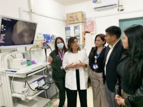 Arica, Servicio de Salud Arica y Parinacota, Hospital Regional de Arica Dr. Juan Noé Crevani, Unidad de Endoscopia, Policlínico de Endoscopia, detección precoz del cáncer digestivo, cáncer gástrico, cáncer colorrectal, endoscopia digestiva, colonoscopia, panendoscopio Olympus modelo 190, duodenoscopio, colonoscopio, tecnología de alta definición HD, imagen de banda estrecha NBI, magnificación endoscópica, diagnóstico precoz del cáncer, lesiones digestivas, listas de espera, Gobierno Regional de Arica y Parinacota, inversión en salud, Dra. Roxana Camargo, argón plasma, procedimientos endoscópicos, equipamiento médico especializado, atención hospitalaria en Arica