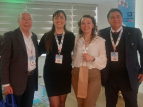 13.ª Jornada de Primavera, Sociedad Chilena de Enfermedades Respiratorias, SER Chile, Sociedad de Alergia e Inmunología, doctor Carlos Flores, enfermedades respiratorias, enfermedades alérgicas, abordaje integral de enfermedades respiratorias, actualización médica, manejo clínico, asma alérgica, EPOC, enfermedad pulmonar obstructiva crónica, tabaquismo, alergias respiratorias, nódulo pulmonar, espirometría en pediatría, función pulmonar, diagnóstico respiratorio, tratamiento de enfermedades respiratorias, detección temprana, derivación oportuna, atención primaria, trabajo multidisciplinario, red asistencial, profesionales de la salud, jornada científica, Hotel NH Santiago, Santiago de Chile, Congreso Chileno de Enfermedades Respiratorias, Jornadas de Enfermedades Respiratorias del Norte, Antofagasta, Coquimbo, Valdivia